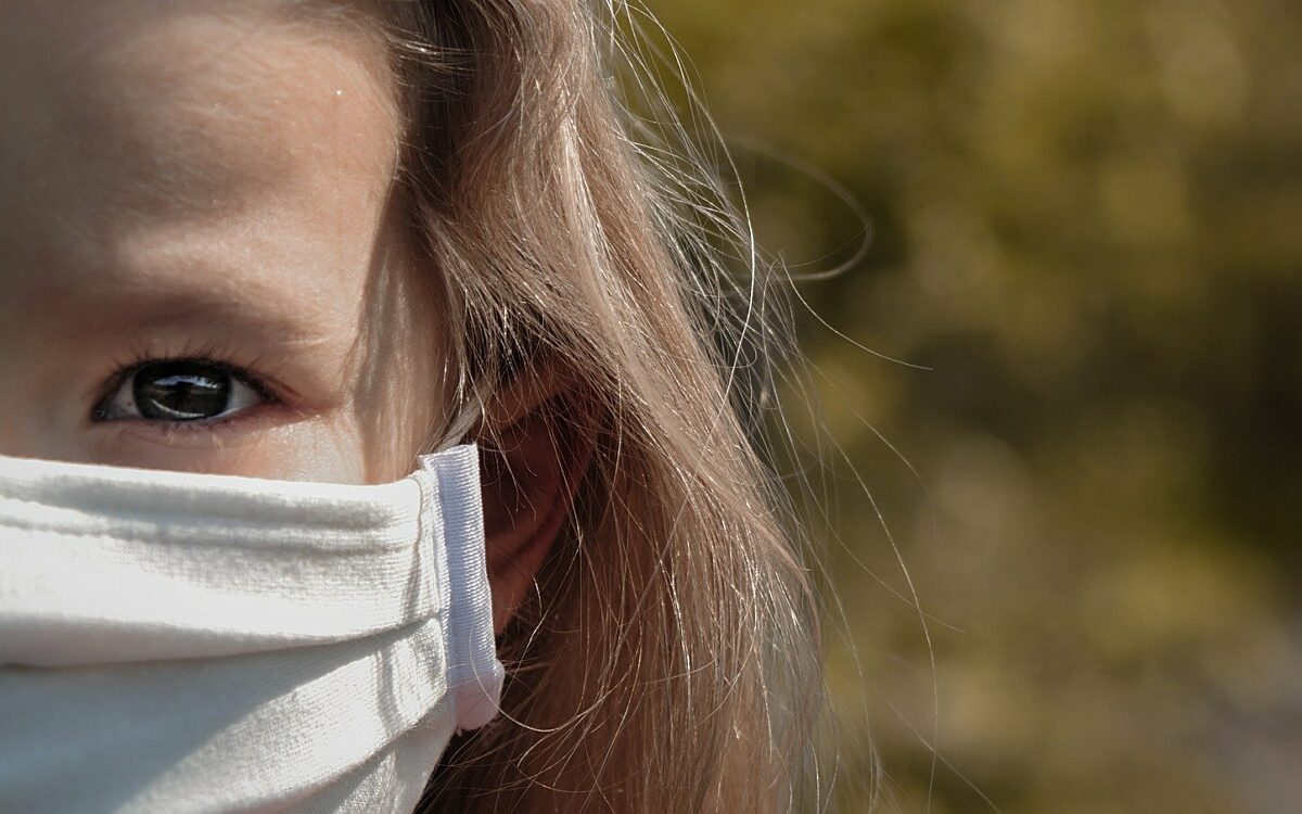 Ein Kind trägt eine Gesichtsmaske zum Schutz vor Corona Ein Kind trägt eine Gesichtsmaske zum Schutz vor Corona